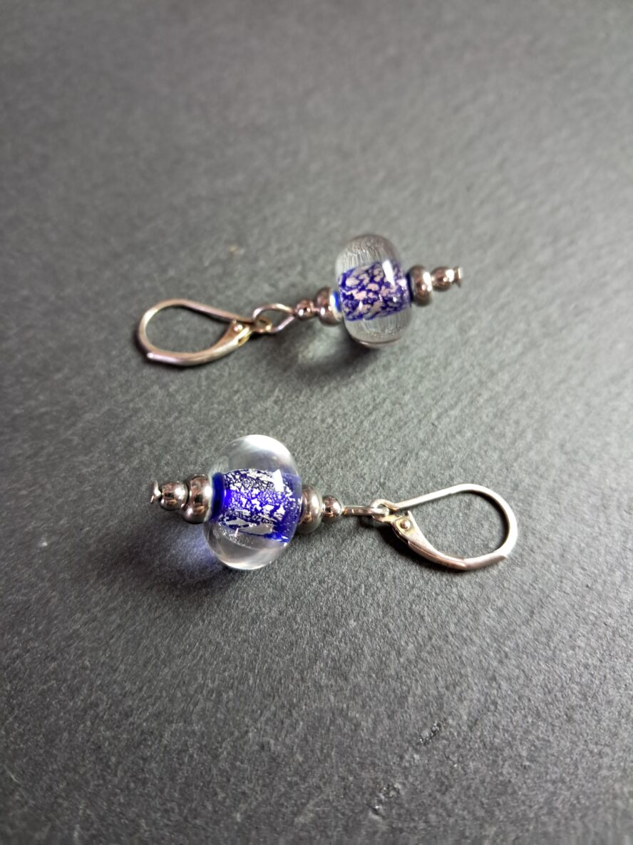 QUENTIN VALENTIN, BOUCLES D’OREILLES CRISTAL DE MURANO FEUILLE ARGENT 999 1000 BLEU COBALT ; 1