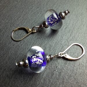 QUENTIN VALENTIN, BOUCLES D’OREILLES CRISTAL DE MURANO FEUILLE ARGENT 999 1000 BLEU COBALT ; 2