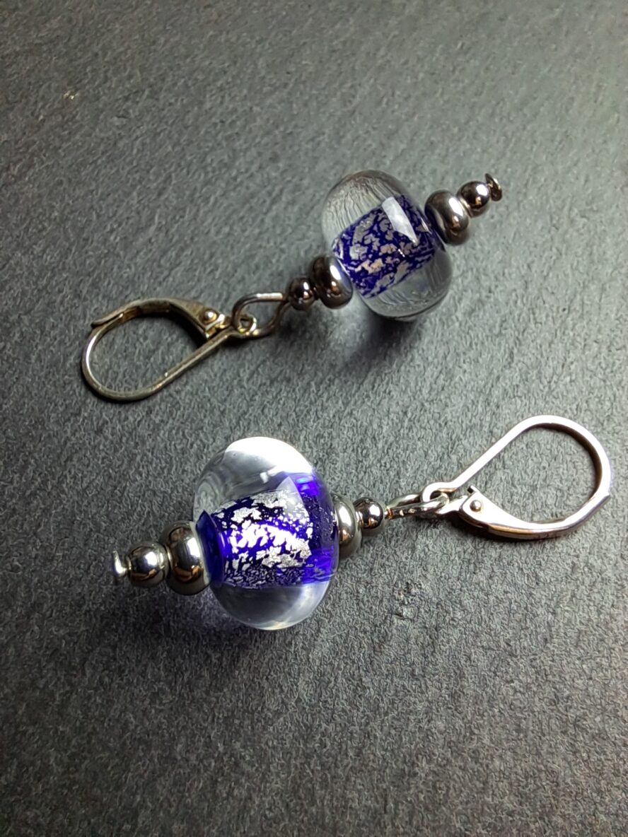 QUENTIN VALENTIN, BOUCLES D’OREILLES CRISTAL DE MURANO FEUILLE ARGENT 999 1000 BLEU COBALT ; 2