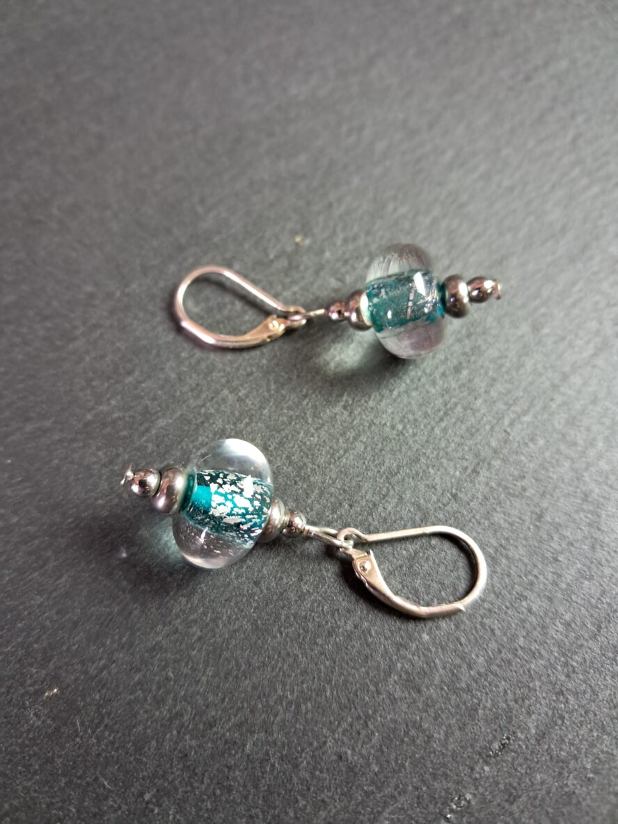 QUENTIN VALENTIN, BOUCLES D’OREILLES CRISTAL DE MURANO FEUILLE ARGENT 999 1000 BLEU VERT ; 1