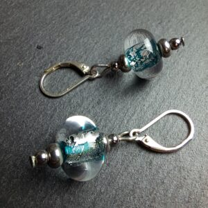 QUENTIN VALENTIN, BOUCLES D’OREILLES CRISTAL DE MURANO FEUILLE ARGENT 999 1000 BLEU VERT ; 2