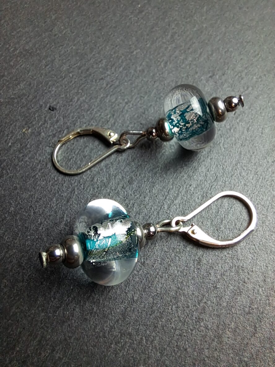 QUENTIN VALENTIN, BOUCLES D’OREILLES CRISTAL DE MURANO FEUILLE ARGENT 999 1000 BLEU VERT ; 2