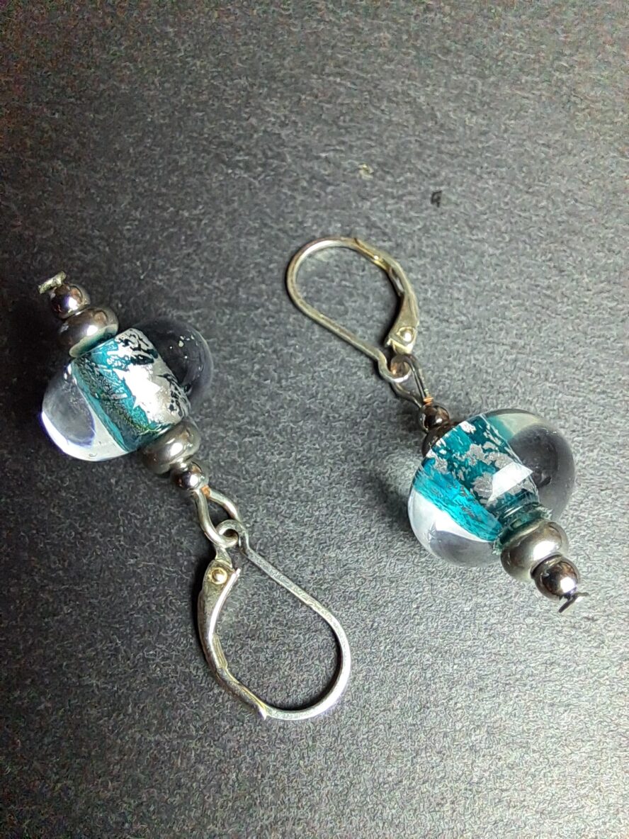QUENTIN VALENTIN, BOUCLES D’OREILLES CRISTAL DE MURANO FEUILLE ARGENT 999 1000 BLEU VERT ; 3