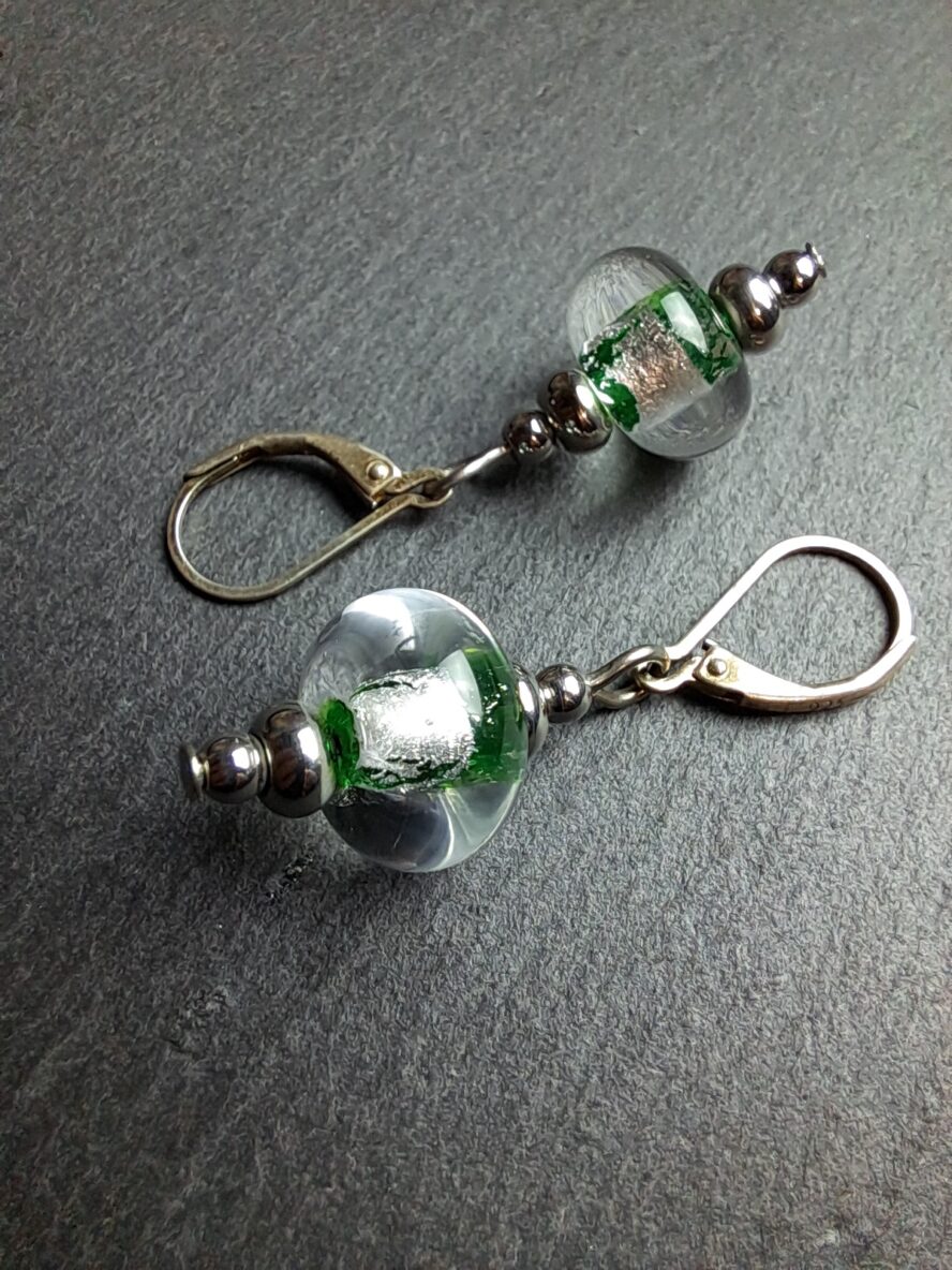 QUENTIN VALENTIN, BOUCLES D’OREILLES CRISTAL DE MURANO FEUILLE ARGENT 999 1000 VERT EMERAUDE ; 2