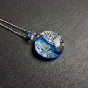 Eclats d’Argent, Pendentif, Bleu Ciel. - QUENTIN VALENTIN, COLLIER PENDENTIF CRISTAL DE MURANO FEUILLE ARGENT 999 1000 BLEU CIEL ; 1
