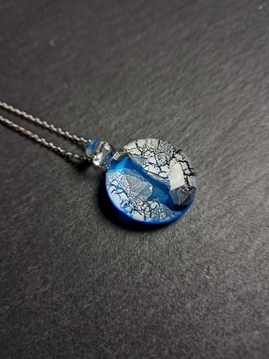 Eclats d’Argent, Pendentif, Bleu Ciel. - QUENTIN VALENTIN, COLLIER PENDENTIF CRISTAL DE MURANO FEUILLE ARGENT 999 1000 BLEU CIEL ; 1