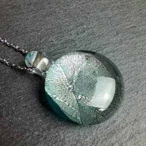 QUENTIN VALENTIN, COLLIER PENDENTIF CRISTAL DE MURANO FEUILLE ARGENT 999 1000 BLEU VERT ; 2