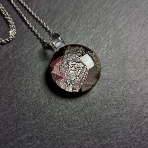 Eclats d&rsquo;Argent, Pendentif, Rouge. - QUENTIN VALENTIN, COLLIER PENDENTIF CRISTAL DE MURANO FEUILLE ARGENT 999 1000 ROUGE ; 1