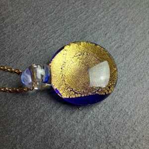 QUENTIN VALENTIN, COLLIER PENDENTIF CRISTAL DE MURANO FEUILLE OR 24 CARATS BLEU COBALT ; 2