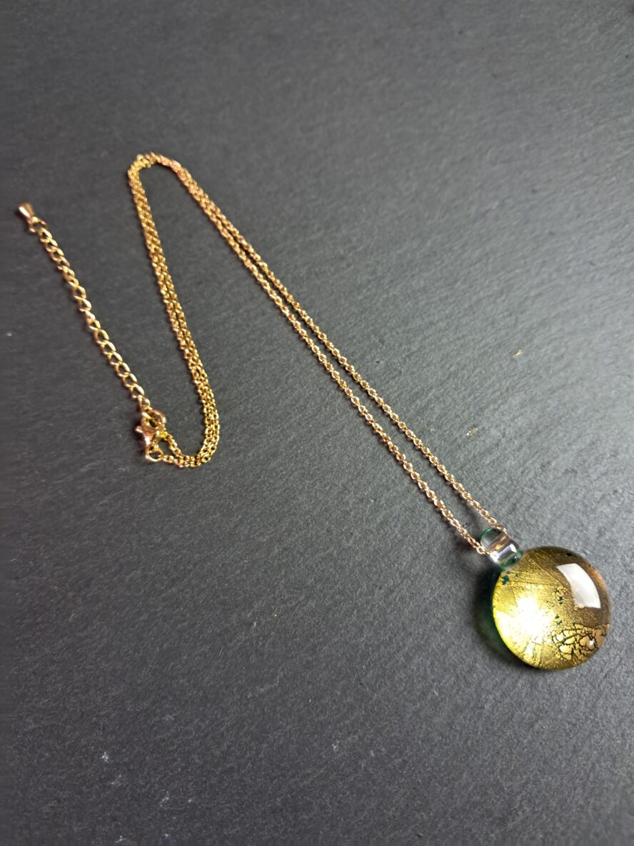 QUENTIN VALENTIN, COLLIER PENDENTIF CRISTAL DE MURANO FEUILLE OR 24 CARATS BLEU VERT ; 1