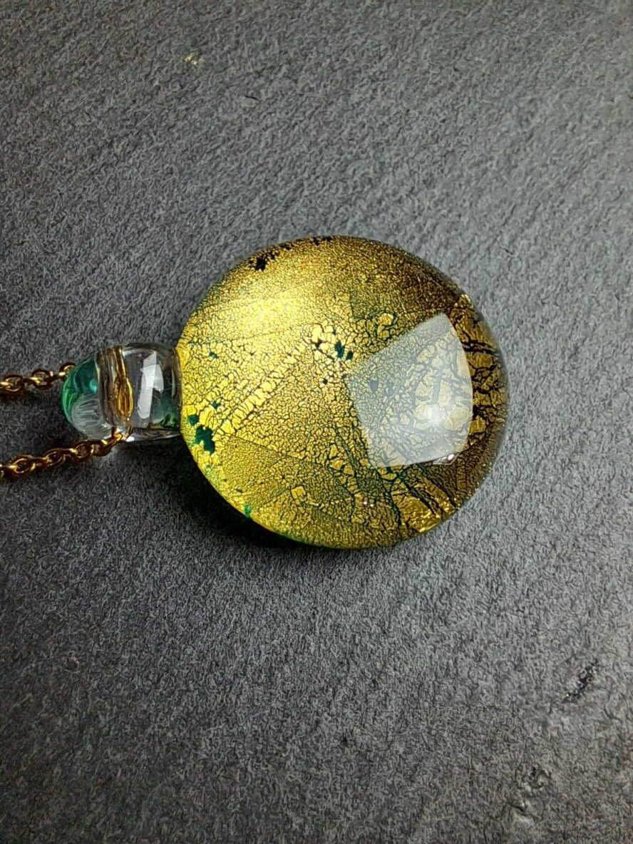 QUENTIN VALENTIN, COLLIER PENDENTIF CRISTAL DE MURANO FEUILLE OR 24 CARATS BLEU VERT ; 2