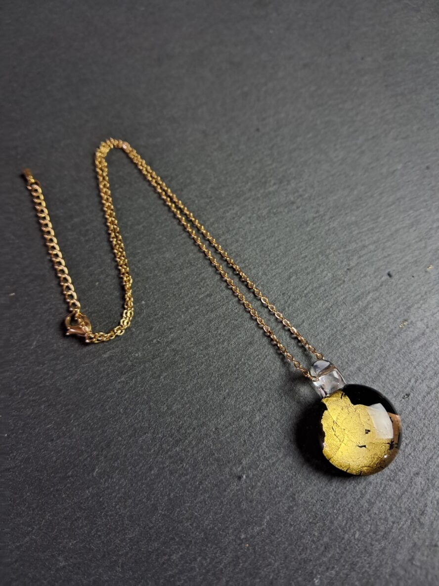 QUENTIN VALENTIN, COLLIER PENDENTIF CRISTAL DE MURANO FEUILLE OR 24 CARATS NOIR ; 1