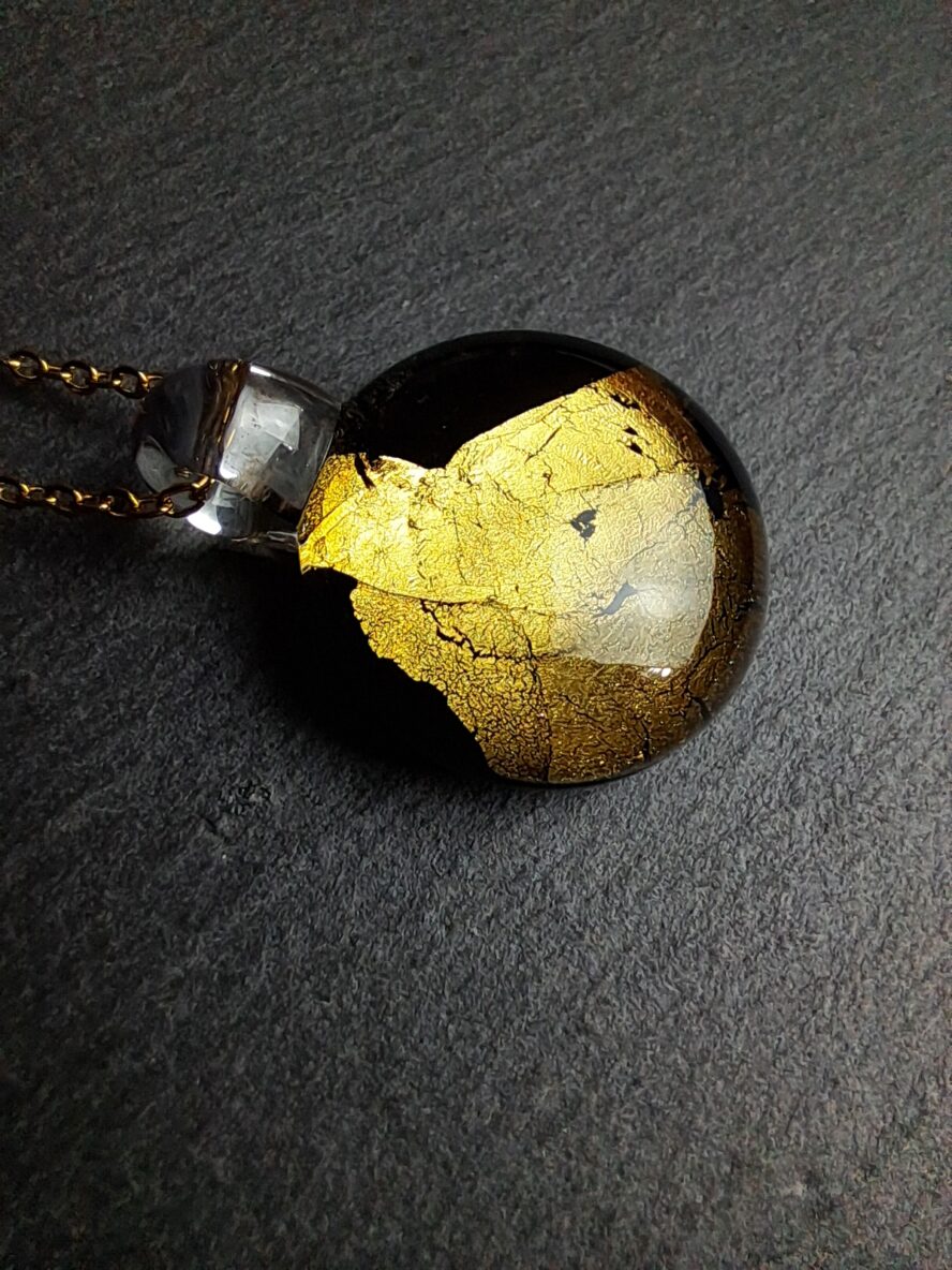 QUENTIN VALENTIN, COLLIER PENDENTIF CRISTAL DE MURANO FEUILLE OR 24 CARATS NOIR ; 2