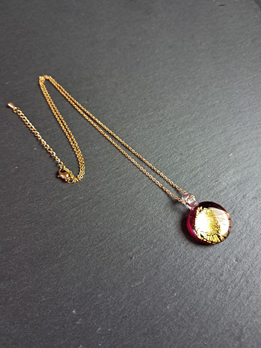 QUENTIN VALENTIN, COLLIER PENDENTIF CRISTAL DE MURANO FEUILLE OR 24 CARATS ROUGE ; 1