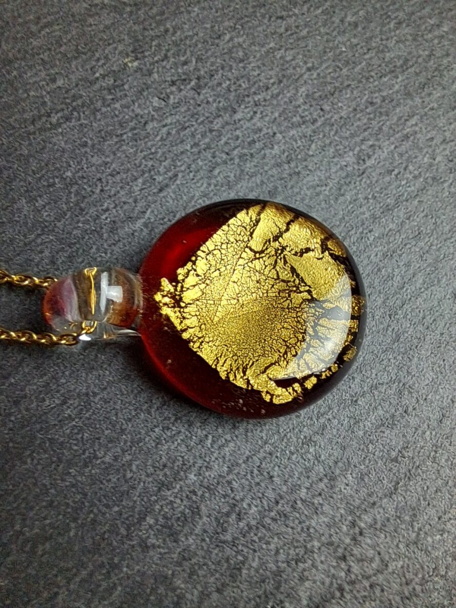 QUENTIN VALENTIN, COLLIER PENDENTIF CRISTAL DE MURANO FEUILLE OR 24 CARATS ROUGE ; 2