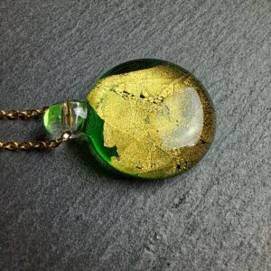 QUENTIN VALENTIN, COLLIER PENDENTIF CRISTAL DE MURANO FEUILLE OR 24 CARATS VERT EMERAUDE ; 2