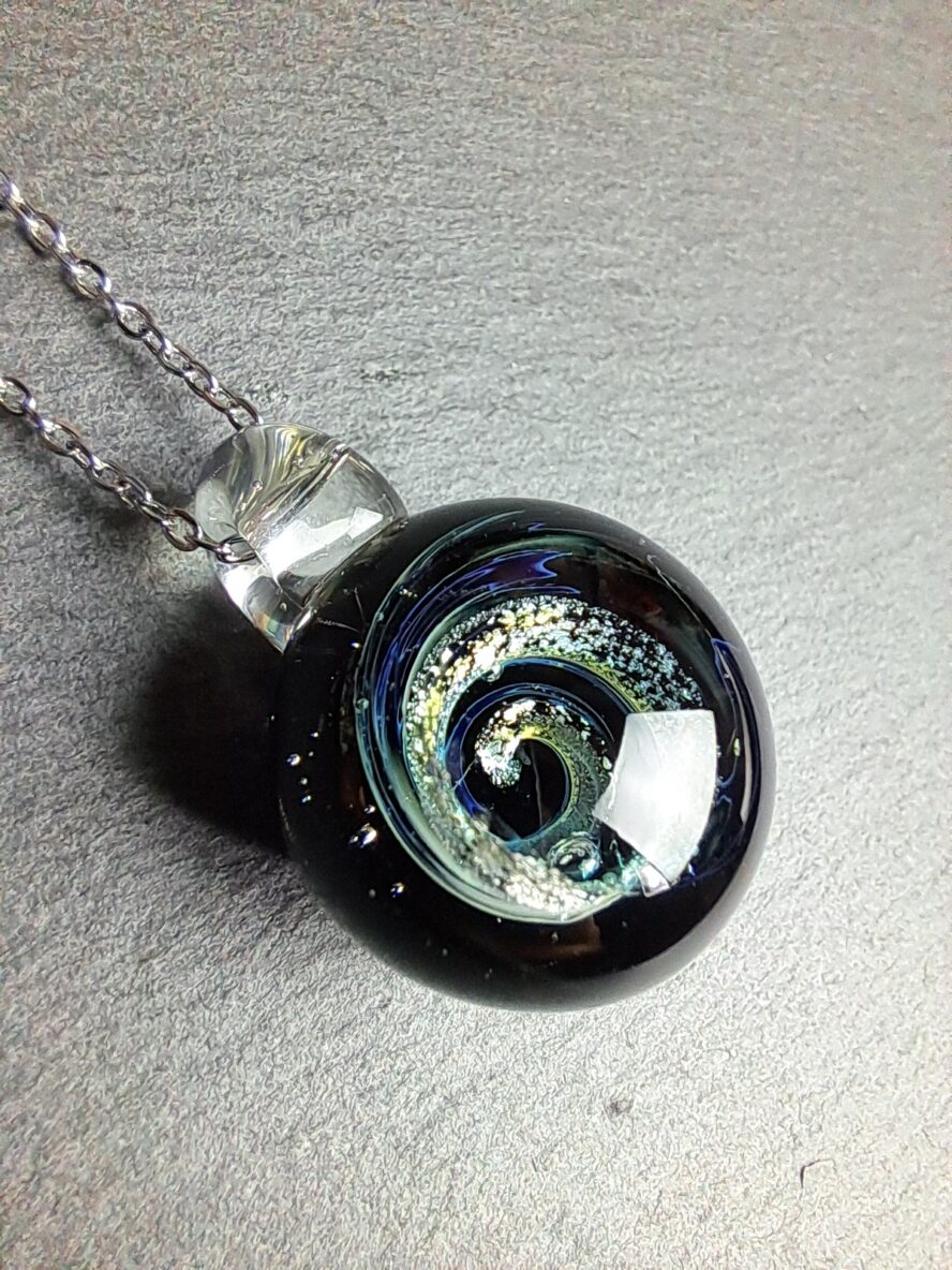 QUENTIN VALENTIN, COLLIER PENDENTIF GALAXIE NEBULEUSE CRISTAL DE MURANO FEUILLE ARGENT 999 1000 ; 3