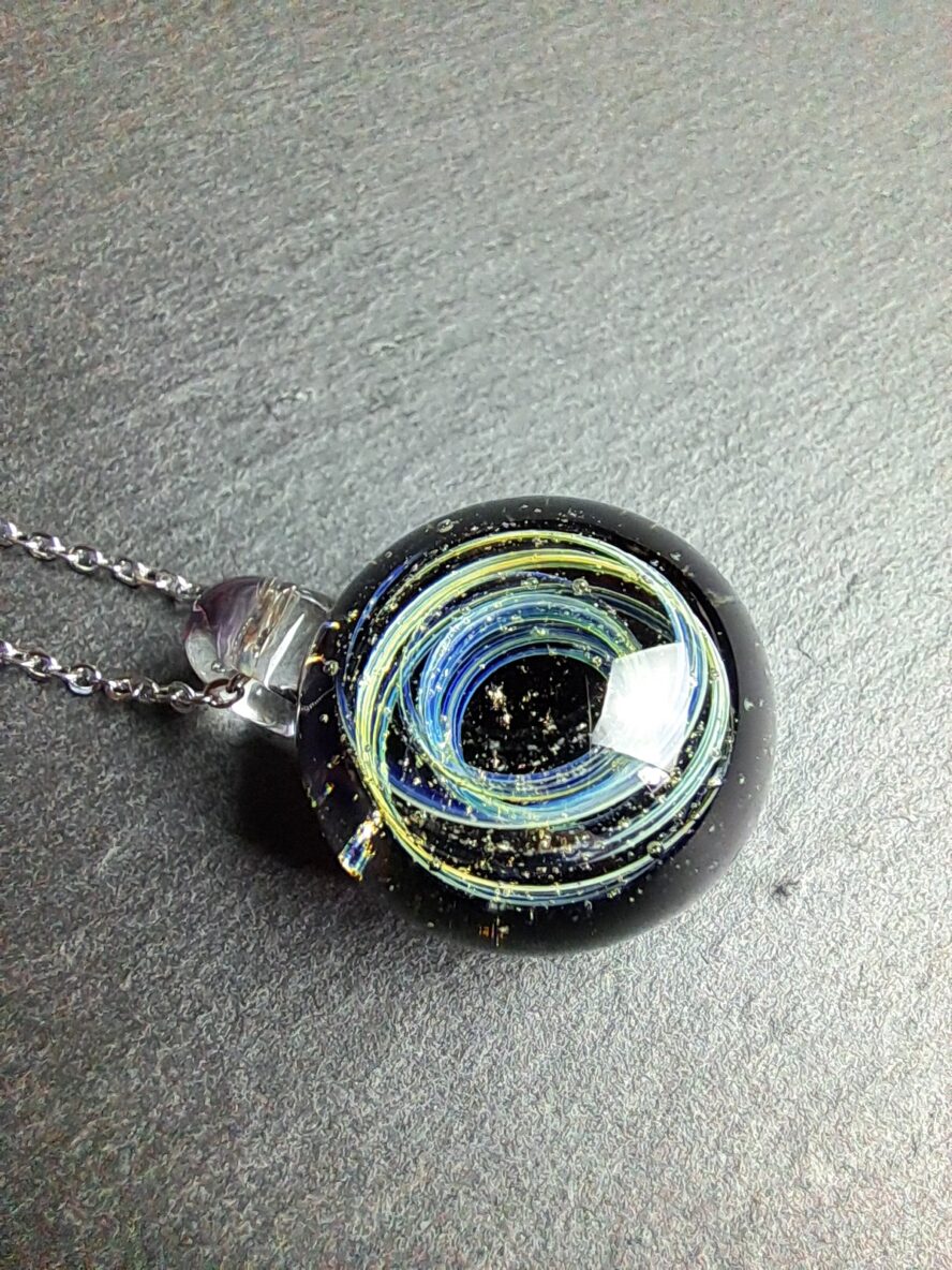 QUENTIN VALENTIN, COLLIER PENDENTIF GALAXIE POUSSIERE D’ETOILES CRISTAL DE MURANO FEUILLE ARGENT 999 1000 ; 2