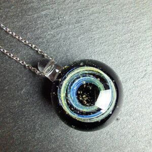 QUENTIN VALENTIN, COLLIER PENDENTIF GALAXIE POUSSIERE D’ETOILES CRISTAL DE MURANO FEUILLE ARGENT 999 1000 ; 3