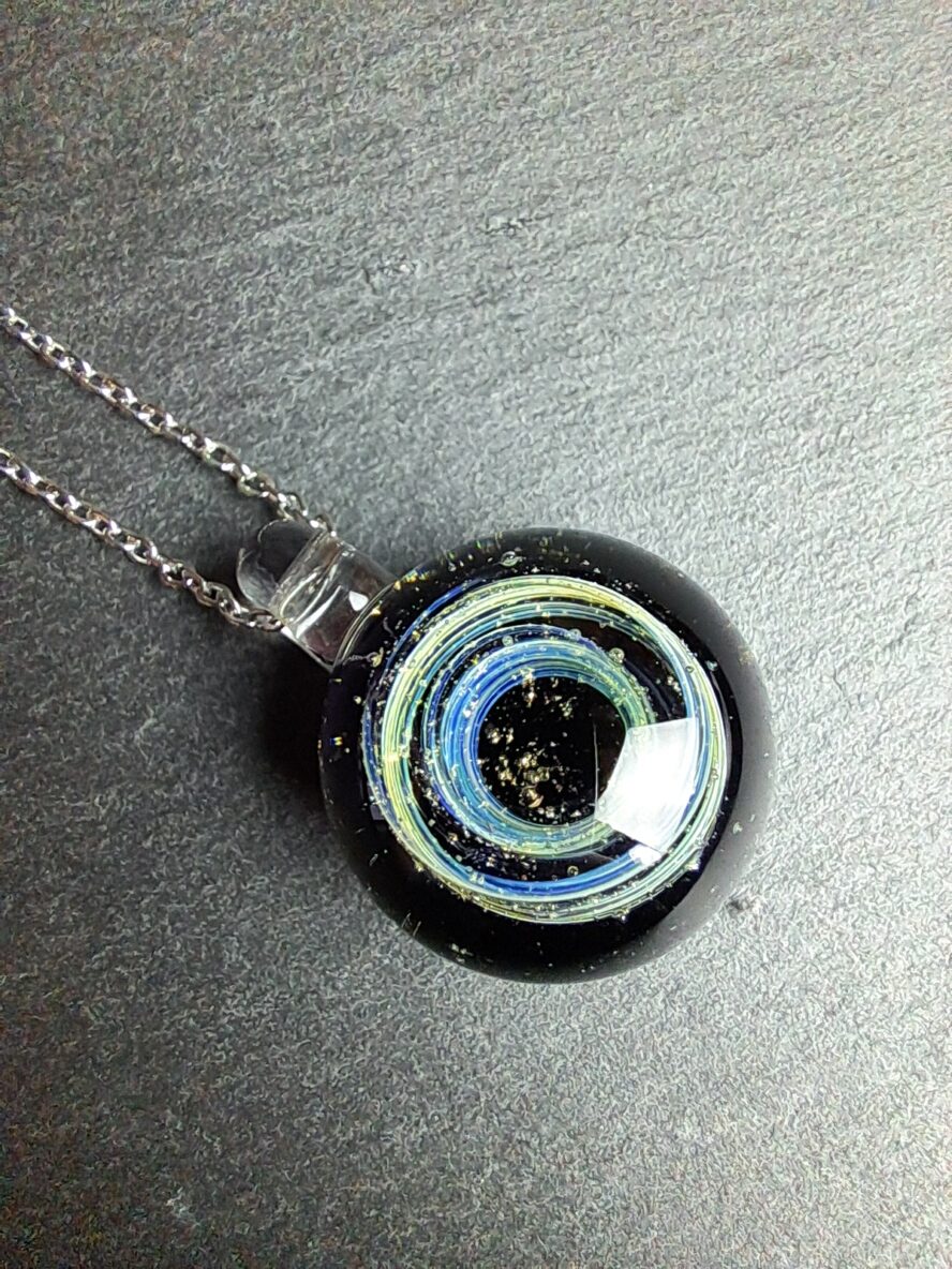 QUENTIN VALENTIN, COLLIER PENDENTIF GALAXIE POUSSIERE D’ETOILES CRISTAL DE MURANO FEUILLE ARGENT 999 1000 ; 3