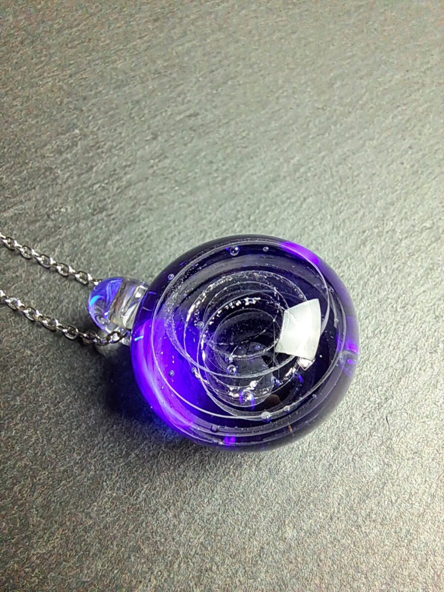 QUENTIN VALENTIN, COLLIER PENDENTIF GALAXIE TROU BLEU CRISTAL DE MURANO FEUILLE ARGENT 999 1000 ; 2