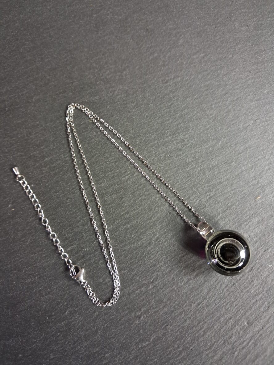 QUENTIN VALENTIN, COLLIER PENDENTIF GALAXIE TROU NOIR CRISTAL DE MURANO FEUILLE ARGENT 999 1000 ; 1