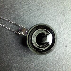 QUENTIN VALENTIN, COLLIER PENDENTIF GALAXIE TROU NOIR CRISTAL DE MURANO FEUILLE ARGENT 999 1000 ; 3