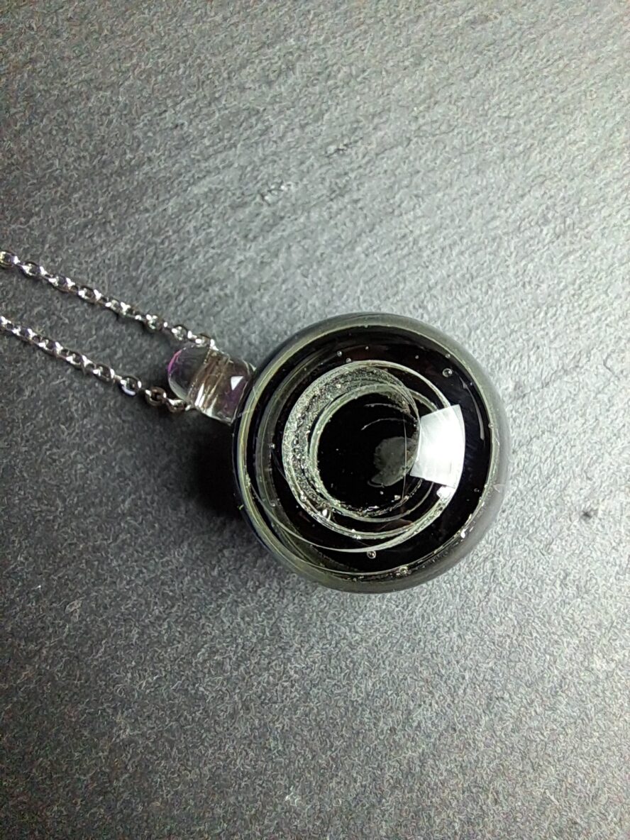 QUENTIN VALENTIN, COLLIER PENDENTIF GALAXIE TROU NOIR CRISTAL DE MURANO FEUILLE ARGENT 999 1000 ; 3