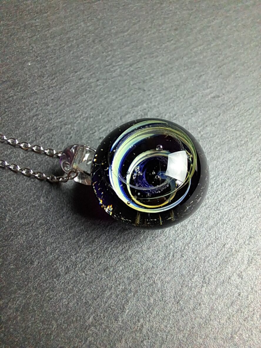 QUENTIN VALENTIN, COLLIER PENDENTIF GALAXIE VORTEX BLEUTE CRISTAL DE MURANO FEUILLE ARGENT 999 1000 ; 2