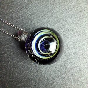 QUENTIN VALENTIN, COLLIER PENDENTIF GALAXIE VORTEX BLEUTE CRISTAL DE MURANO FEUILLE ARGENT 999 1000 ; 3
