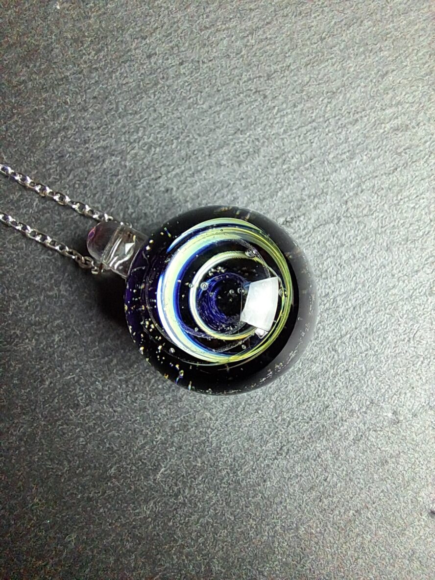 QUENTIN VALENTIN, COLLIER PENDENTIF GALAXIE VORTEX BLEUTE CRISTAL DE MURANO FEUILLE ARGENT 999 1000 ; 3