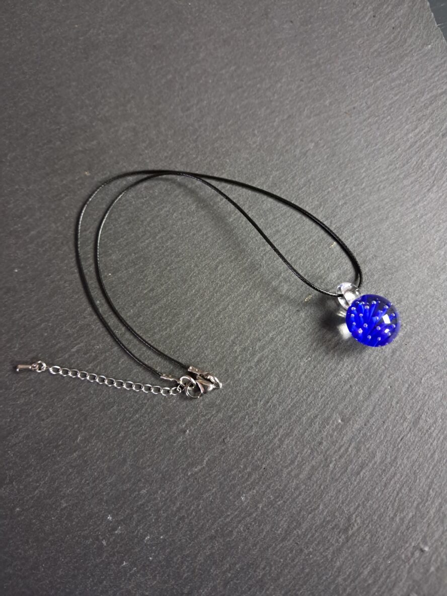 QUENTIN VALENTIN, COLLIER PENDENTIF IMPLOSION ANEMONE CRISTAL DE MURANO BLEU COBALT ; 1