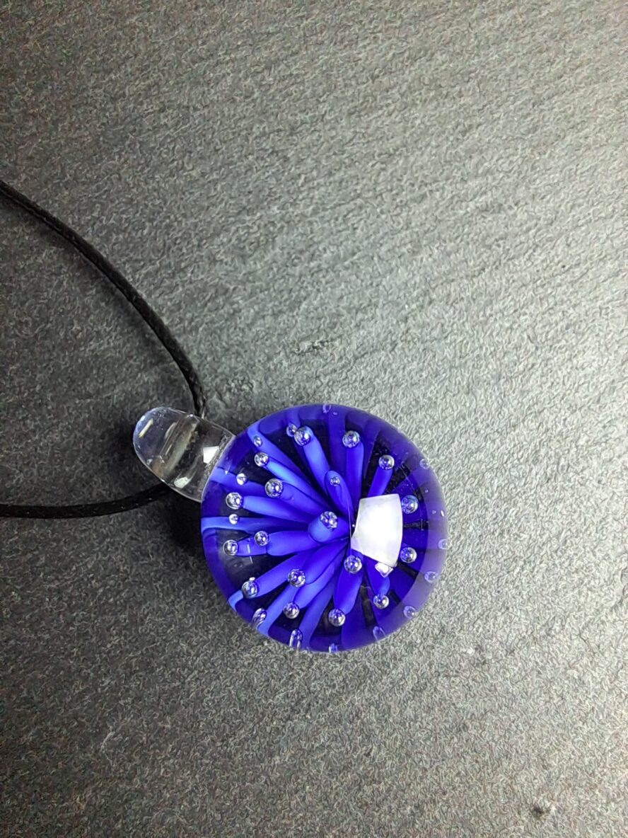 QUENTIN VALENTIN, COLLIER PENDENTIF IMPLOSION ANEMONE CRISTAL DE MURANO BLEU COBALT ; 2
