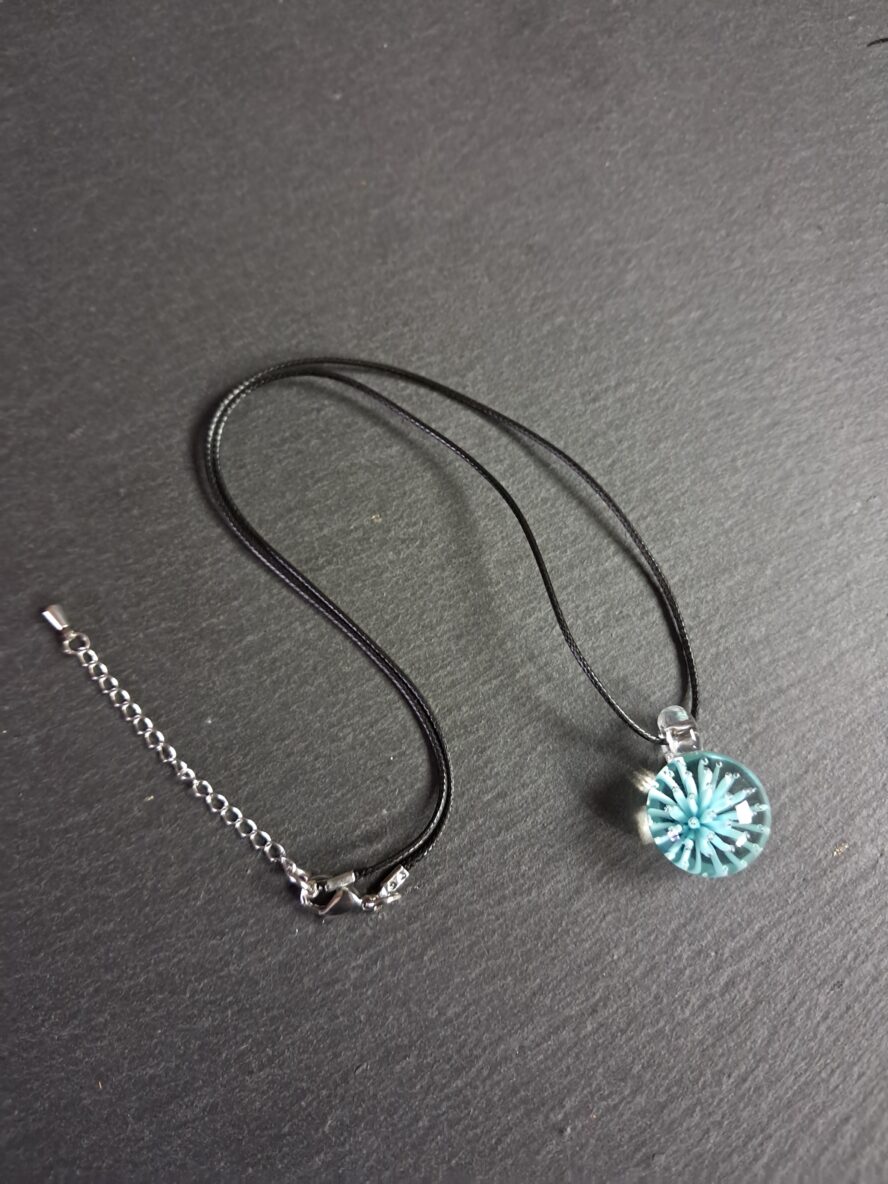 QUENTIN VALENTIN, COLLIER PENDENTIF IMPLOSION ANEMONE CRISTAL DE MURANO BLEU VERT ; 1