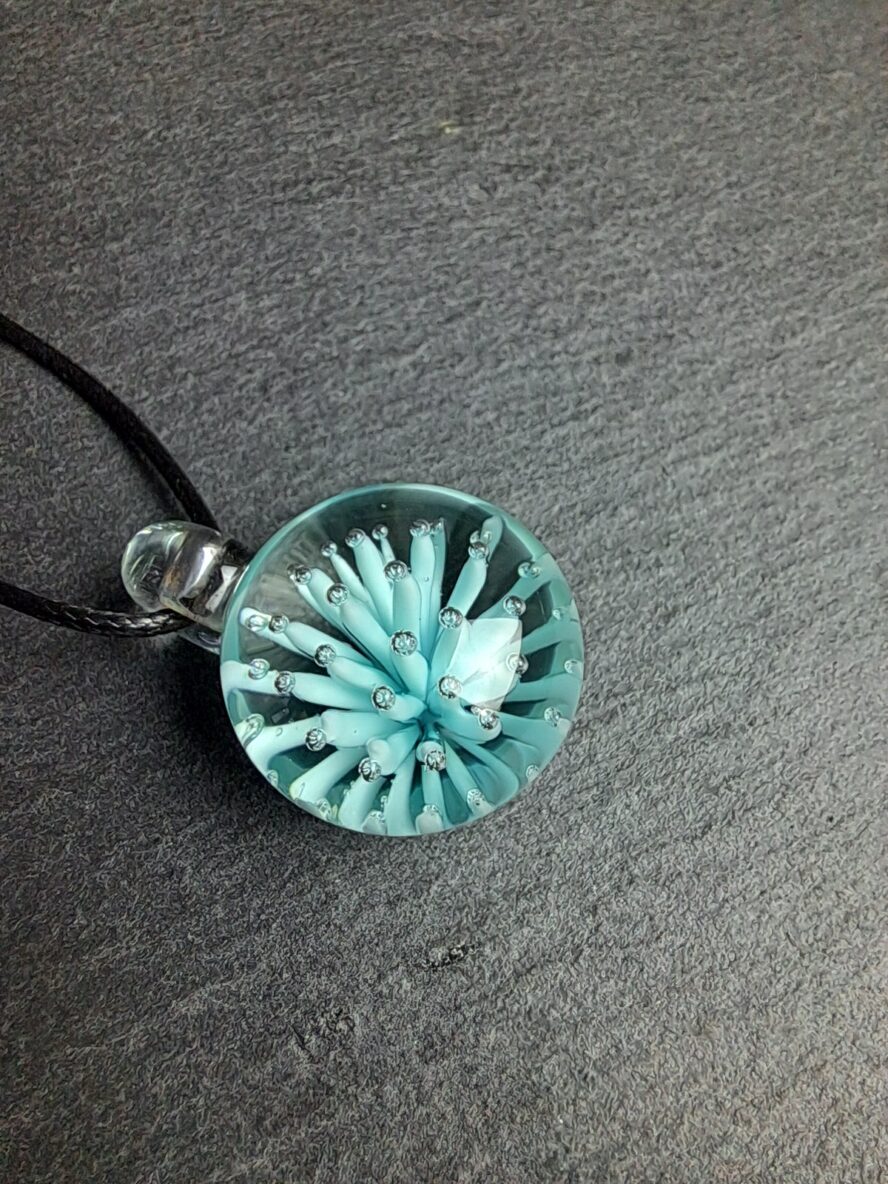 QUENTIN VALENTIN, COLLIER PENDENTIF IMPLOSION ANEMONE CRISTAL DE MURANO BLEU VERT ; 2