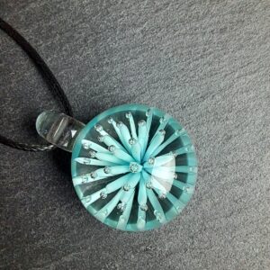 QUENTIN VALENTIN, COLLIER PENDENTIF IMPLOSION ANEMONE CRISTAL DE MURANO BLEU VERT ; 3