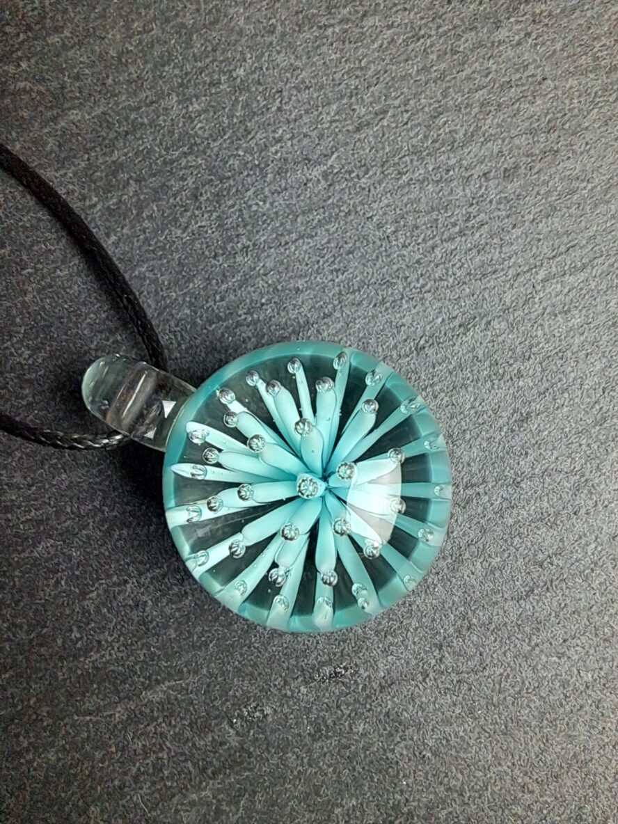 QUENTIN VALENTIN, COLLIER PENDENTIF IMPLOSION ANEMONE CRISTAL DE MURANO BLEU VERT ; 3