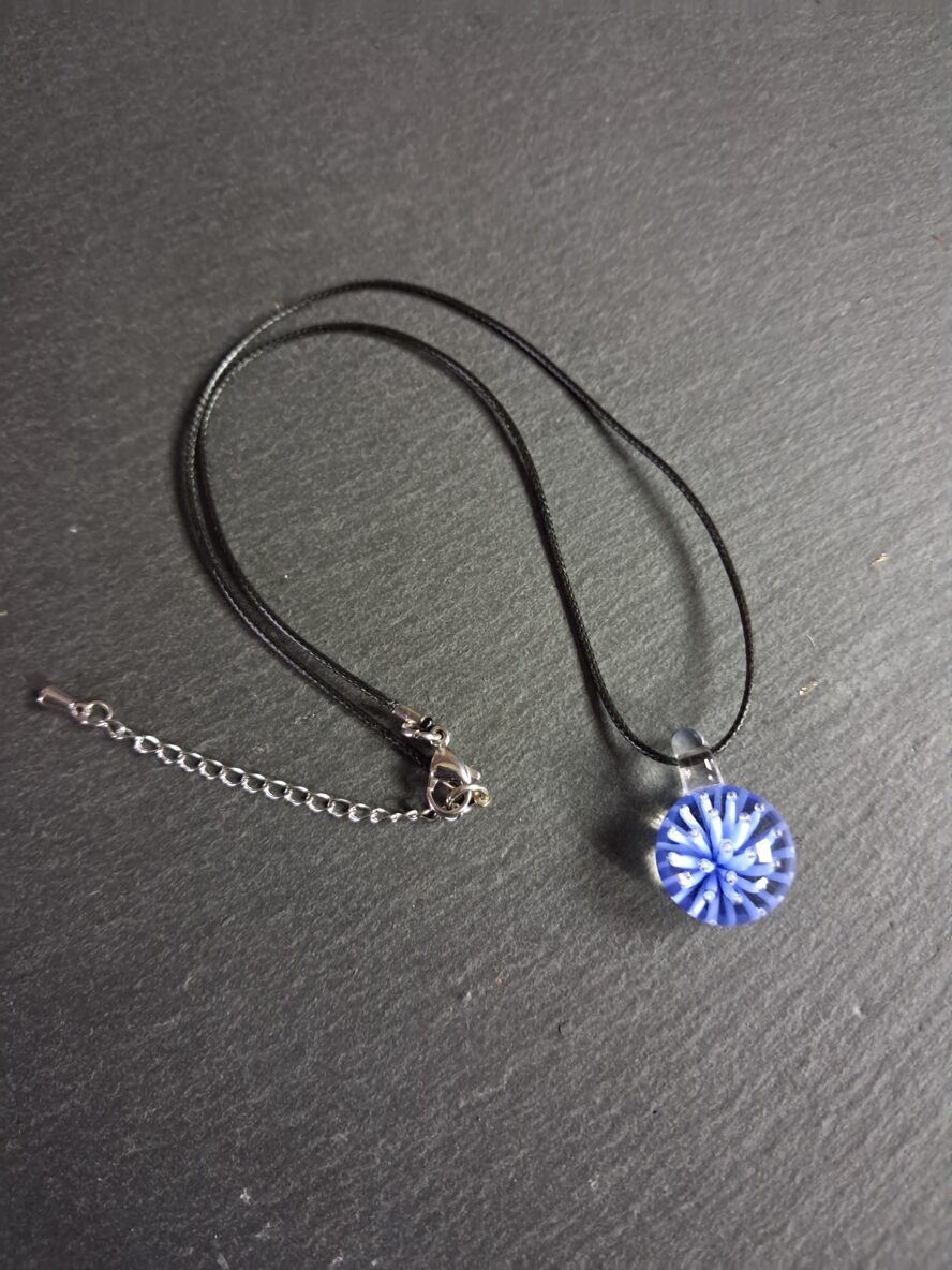 QUENTIN VALENTIN, COLLIER PENDENTIF IMPLOSION ANEMONE CRISTAL DE MURANO PERVENCHE ; 1