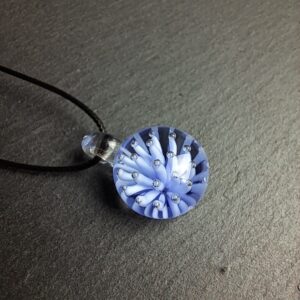 QUENTIN VALENTIN, COLLIER PENDENTIF IMPLOSION ANEMONE CRISTAL DE MURANO PERVENCHE ; 2