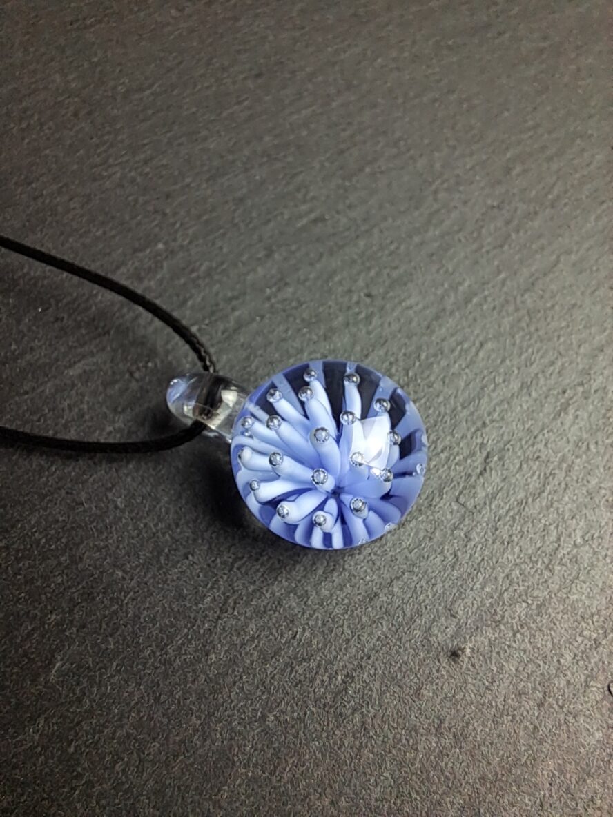 QUENTIN VALENTIN, COLLIER PENDENTIF IMPLOSION ANEMONE CRISTAL DE MURANO PERVENCHE ; 2