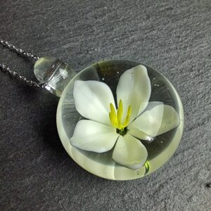QUENTIN VALENTIN, COLLIER PENDENTIF IMPLOSION FLEUR 5 PETALES CRISTAL DE MURANO BLANC ; 2