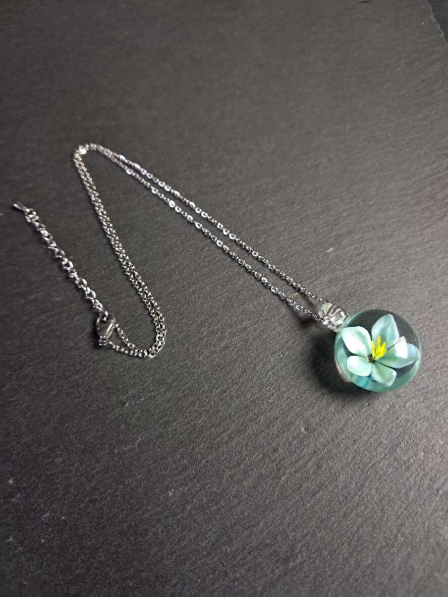 QUENTIN VALENTIN, COLLIER PENDENTIF IMPLOSION FLEUR 5 PETALES CRISTAL DE MURANO BLEU VERT ; 1