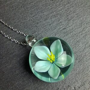 QUENTIN VALENTIN, COLLIER PENDENTIF IMPLOSION FLEUR 5 PETALES CRISTAL DE MURANO BLEU VERT ; 2