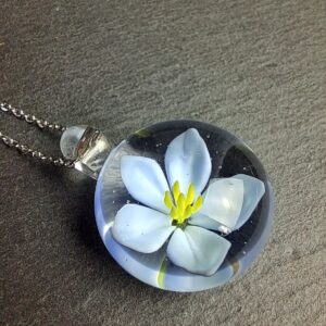 QUENTIN VALENTIN, COLLIER PENDENTIF IMPLOSION FLEUR 5 PETALES CRISTAL DE MURANO PERVENCHE ; 2
