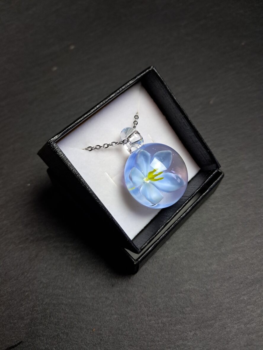 Implosion, Fleur Cinq Pétales, Pendentif, Pervenche. - QUENTIN VALENTIN, COLLIER PENDENTIF IMPLOSION FLEUR 5 PETALES CRISTAL DE MURANO PERVENCHE ; 4