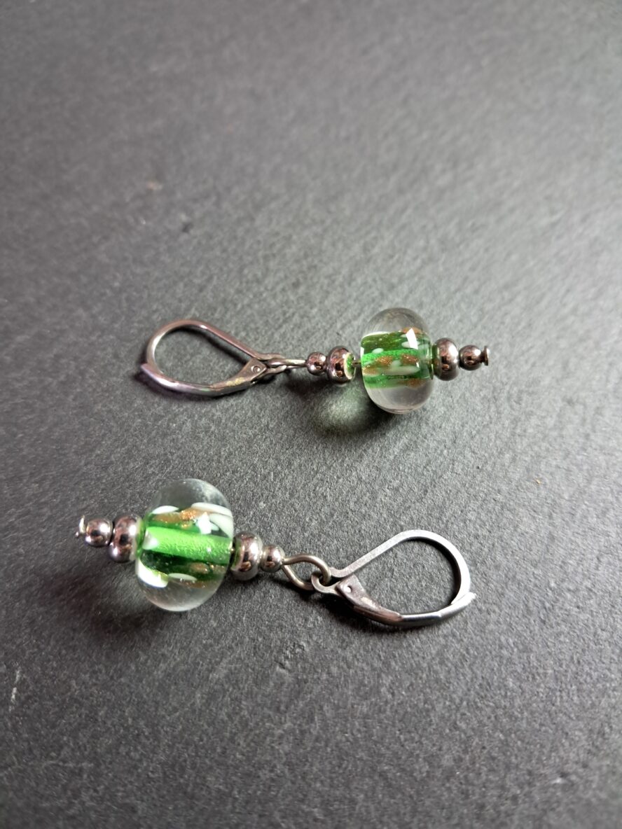 QUENTIN VALENTIN, BOUCLES D’OREILLES CRISTAL DE MURANO AVENTURINE VERT EMERAUDE ; 1