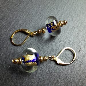 QUENTIN VALENTIN, BOUCLES D’OREILLES CRISTAL DE MURANO FEUILLE OR 24 CARATS BLEU COBALT ; 2