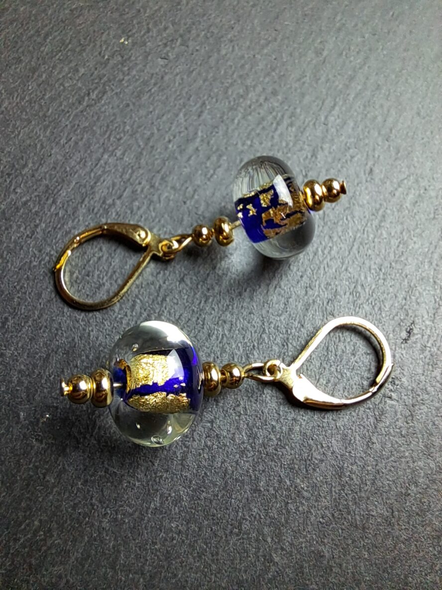 QUENTIN VALENTIN, BOUCLES D’OREILLES CRISTAL DE MURANO FEUILLE OR 24 CARATS BLEU COBALT ; 2