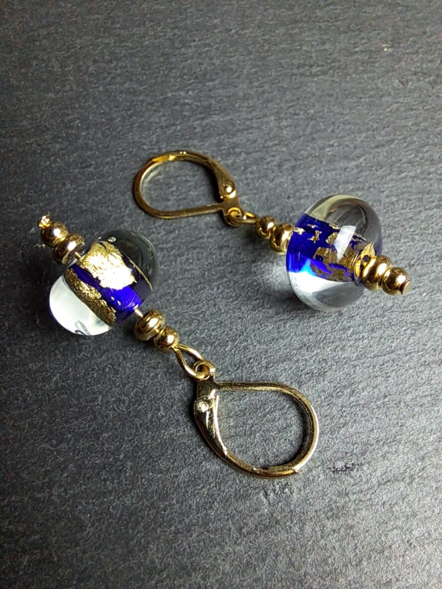 QUENTIN VALENTIN, BOUCLES D’OREILLES CRISTAL DE MURANO FEUILLE OR 24 CARATS BLEU COBALT ; 3