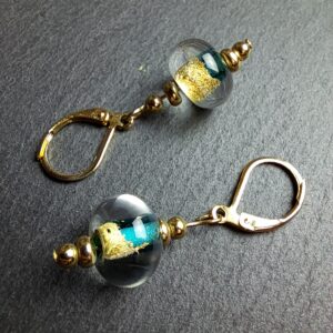 QUENTIN VALENTIN, BOUCLES D’OREILLES CRISTAL DE MURANO FEUILLE OR 24 CARATS BLEU VERT ; 1